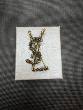 Vintage Goldtone Ysl Twisted Rope Logo brooch 2.25”